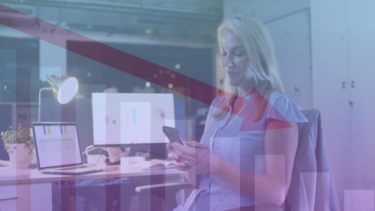 사무실에서 일하는 백인 사업가 여성에 대한 데이터 처리 애니메이션