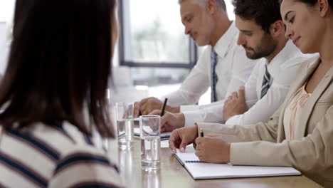 personas de negocios concentradas trabajando juntas