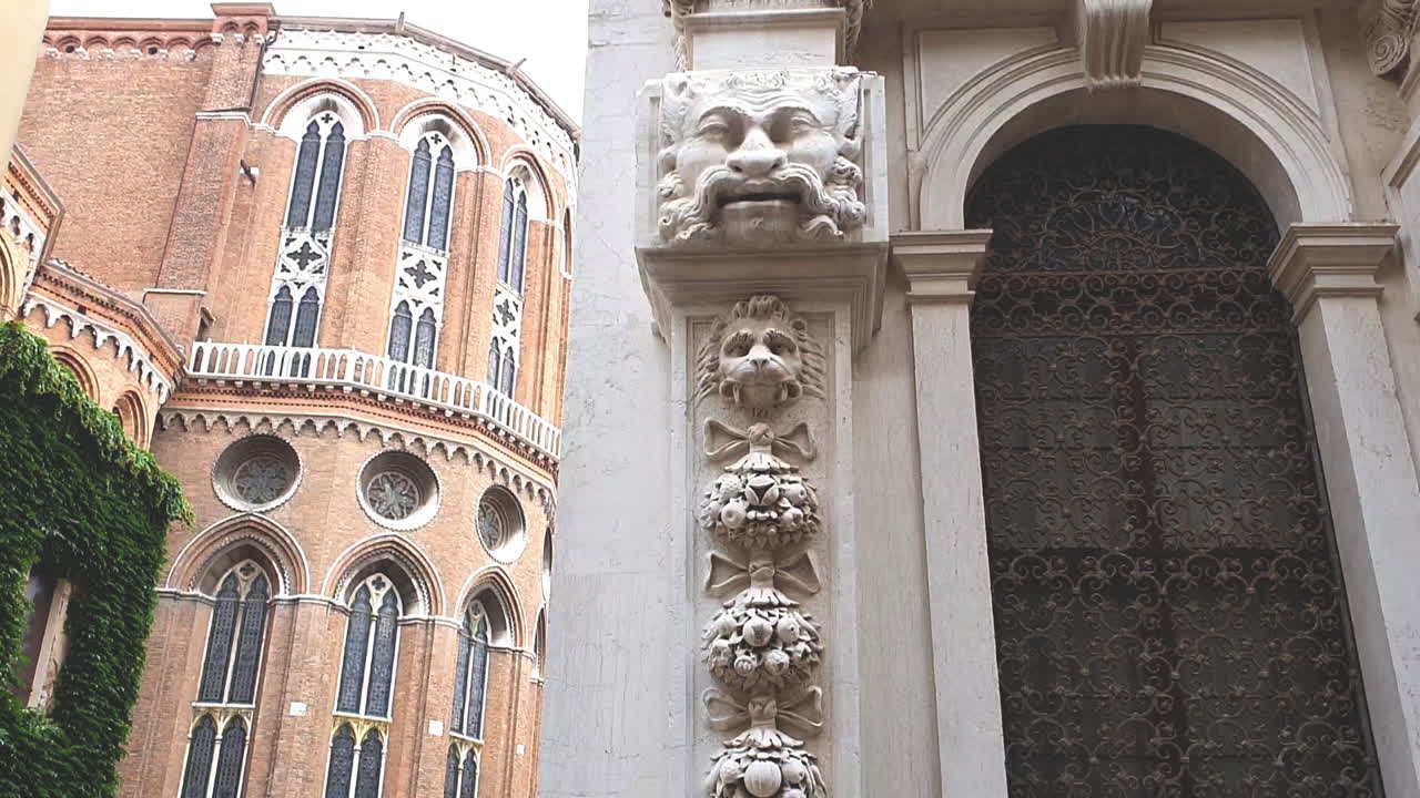 -venice_church_façade_with_lions_pan_up 프레임 속도: 30