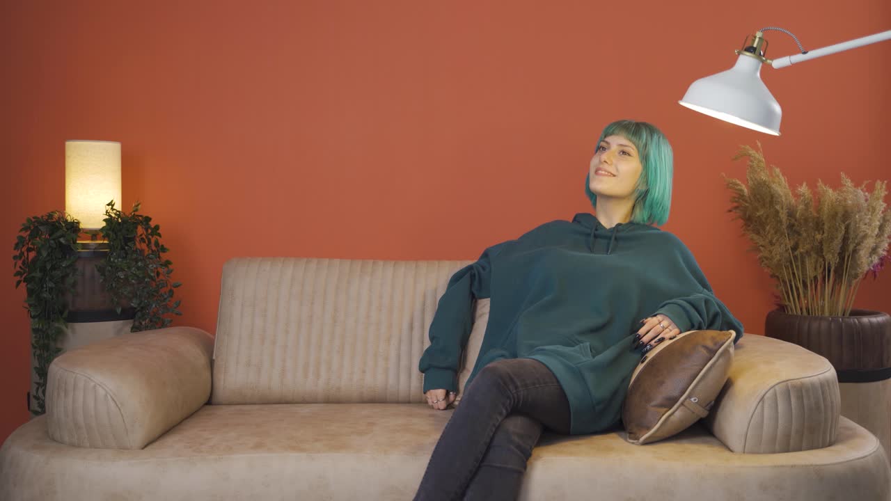 젊은 여성이 긍정적인 방식으로 고개를 끄덕이고 있습니다.