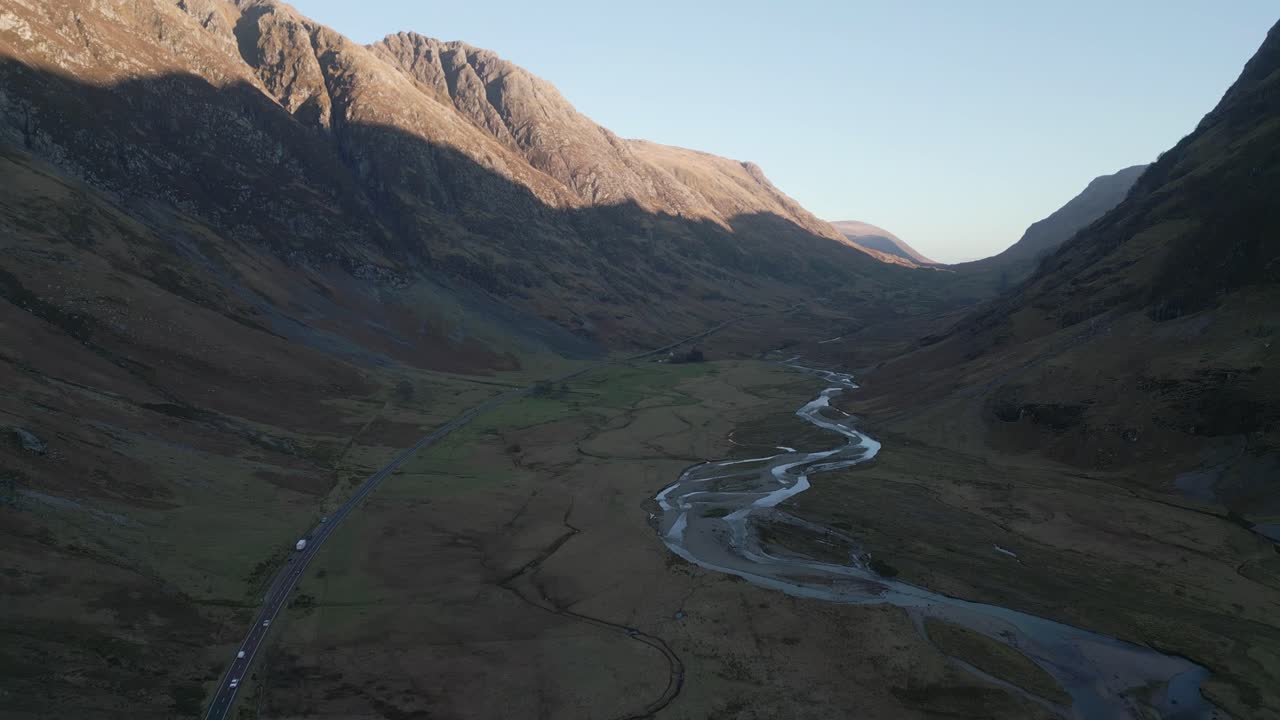 Unos paisajes increíbles del valle de Glencoe en Escocia durante un día soleado de invierno. Dron ascendiendo