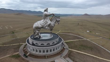 Luftdrohnenaufnahme,-Die-Sich-Um-Die-Reiterstatue-Von-Dschingis-Khan-In-Der-Mongolei-Dreht