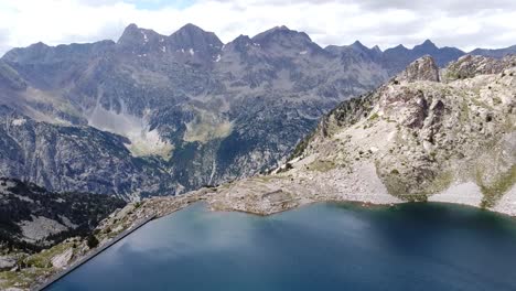 Luftdrohnenansicht-Des-Brazato-Sees-In-Panticosa,-Huesca,-Aragon,-Spanien