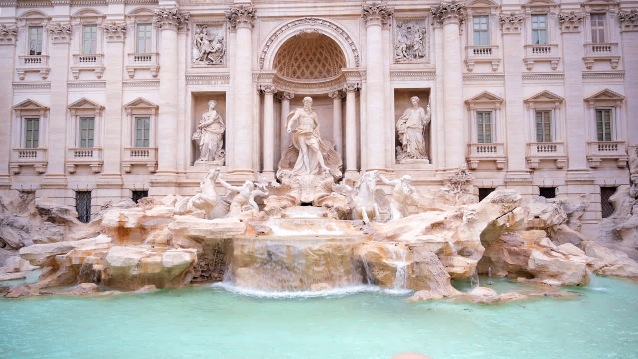 Rome, Italië - 16 juli 2022: Vooraanzicht van de Trevifontein bij daglicht