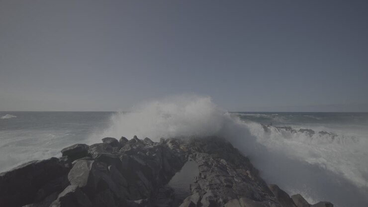 poderosas olas chocando contra la costa rocosa