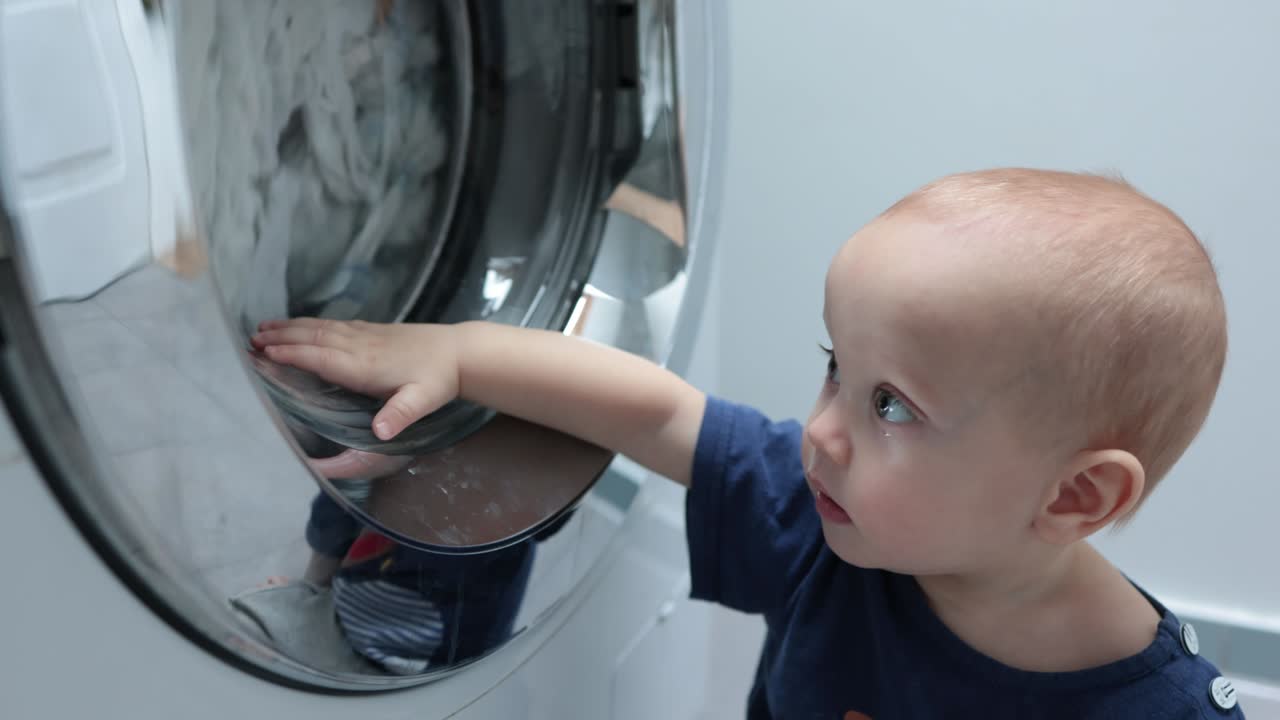 bebé niño pequeño buscando trabajo lavadora lavandería hilado ropa