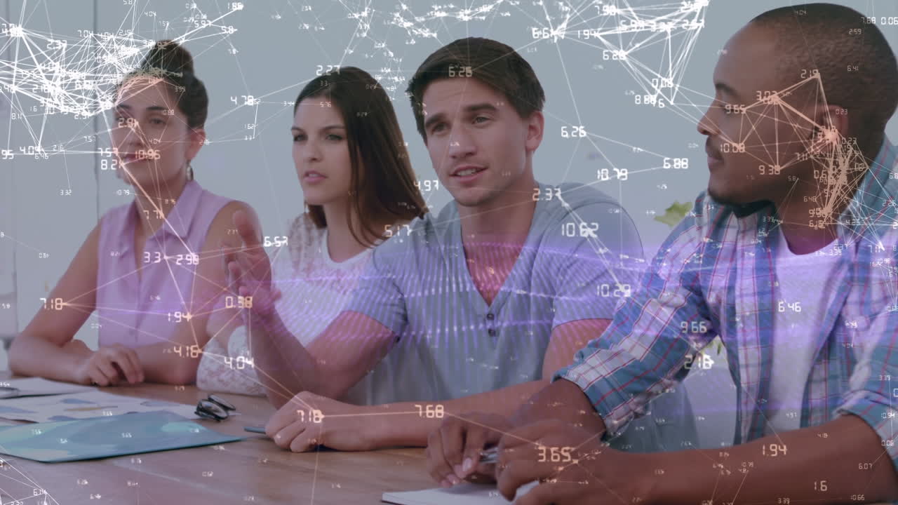 анимация сети соединений и обработки данных над различными деловыми людьми