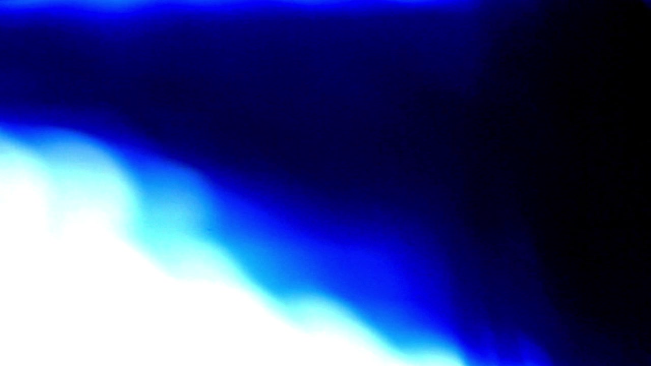 Fughe di luce blu astratte e transizioni con grana di pellicola