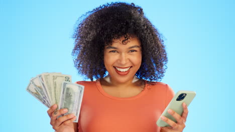 Sonrisa-Facial,-Teléfono-Y-Mujer-Con-Dólares-En-El-Estudio