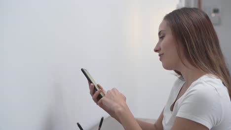 mujer usando un teléfono móvil