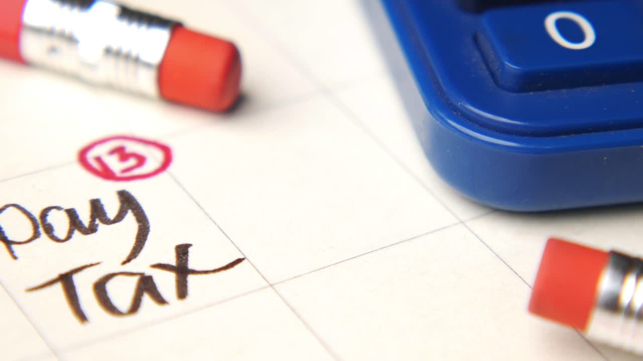 Promemoria per il pagamento delle tasse sul calendario con calcolatrice