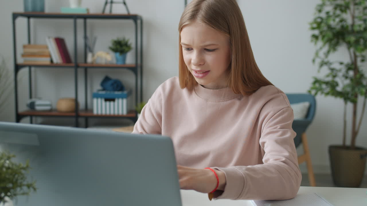 una adolescente estudiando en línea en casa