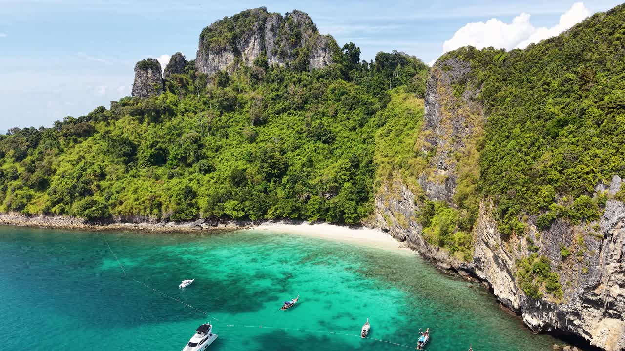 Splendida vista aerea di una spiaggia appartata sull'isola di Chicken Island, Krabi, Thailandia. Acque turchesi e scogliere lussureggianti creano un paradiso tropicale sereno e pittoresco