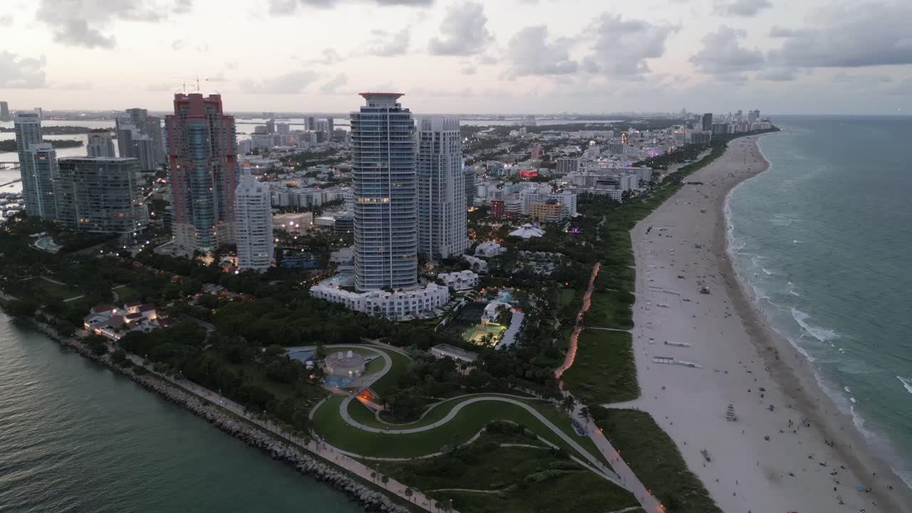 Ripresa aerea di Miami South Beach con lo skyline di grattacieli e torri illuminati al tramonto