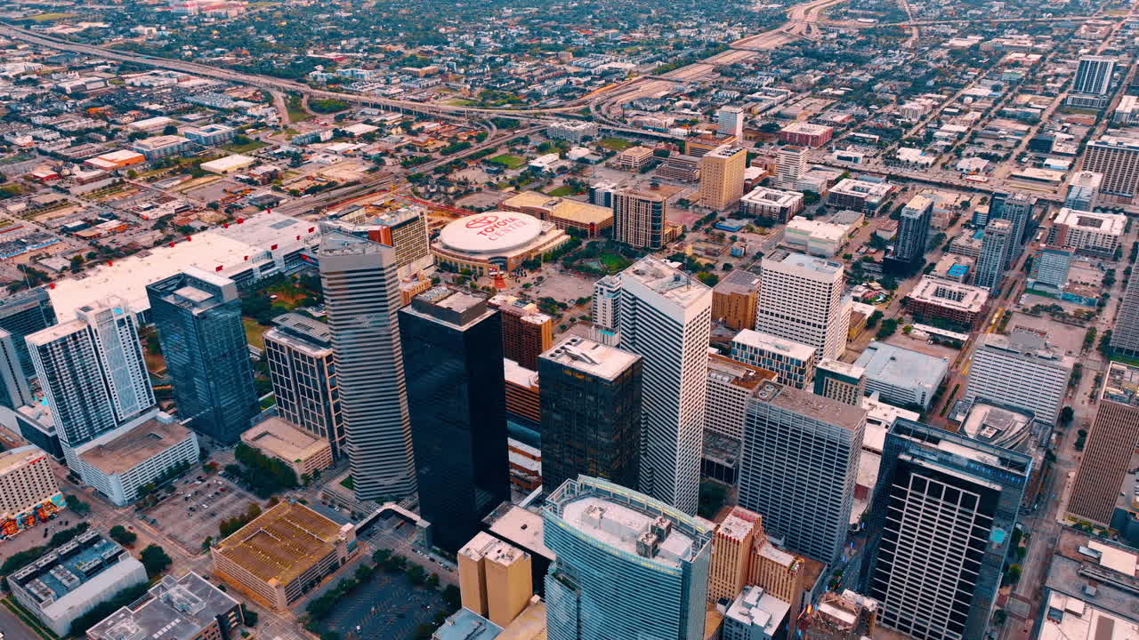 Houston, EE. UU., 24 de noviembre de 2025: Rascacielos de Houston. Perspectiva de dron a gran altura mirando hacia abajo a las torres de oficinas de cristal y la cuadrícula urbana en el centro de Houston, Texas.