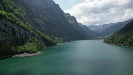 Magnificent-lake-stream-with-mountains-in-the-background