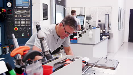 reifer männlicher ingenieur, der cad-programmierungssoftware auf einem laptop verwendet