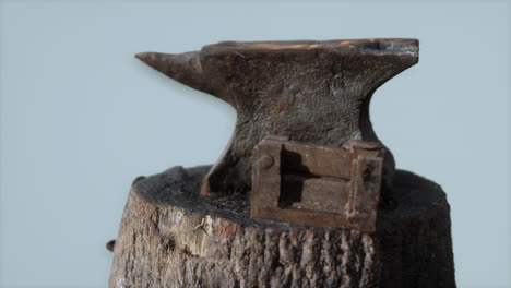 un yunque oxidado de la vieja forja del pueblo