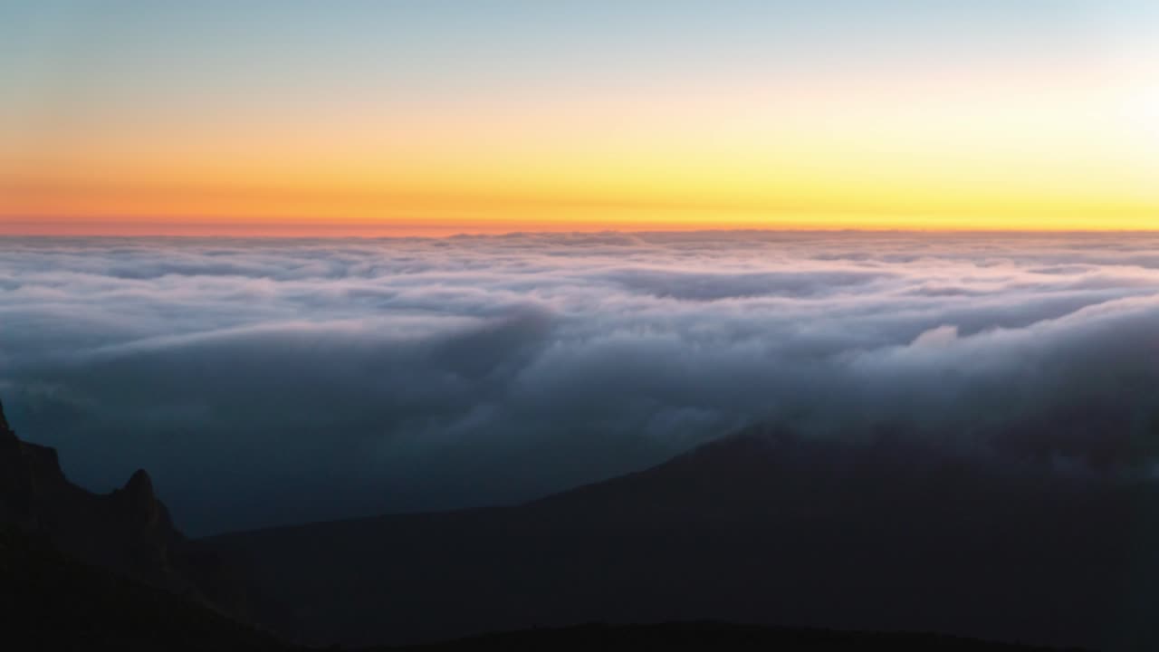 timelapse de las nubes moviéndose sobre el cráter haleakala