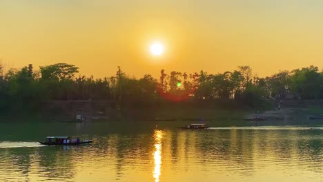 Traditionelle-Hölzerne-Passagierboote,-Die-Bei-Sonnenuntergang-Auf-Dem-Amazonas-Aneinander-Vorbeifahren