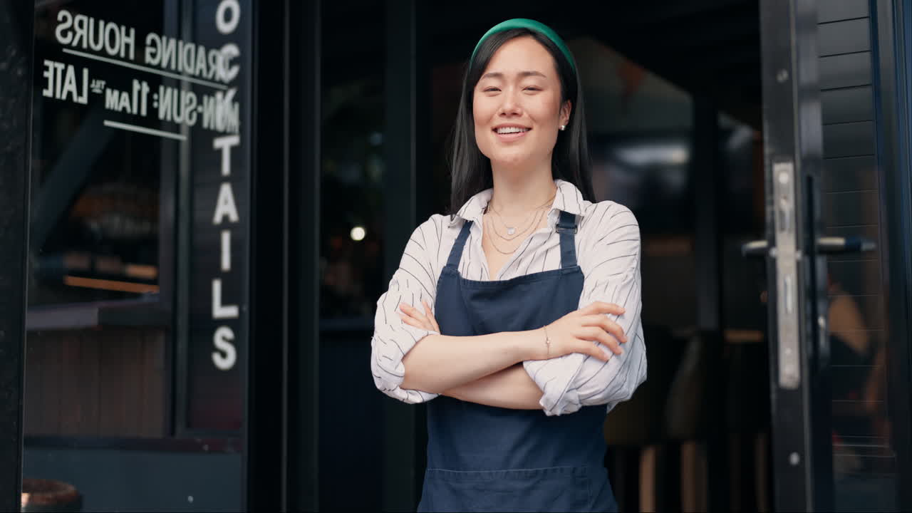 카페에서 미소 짓는 아시아 여성 사업주