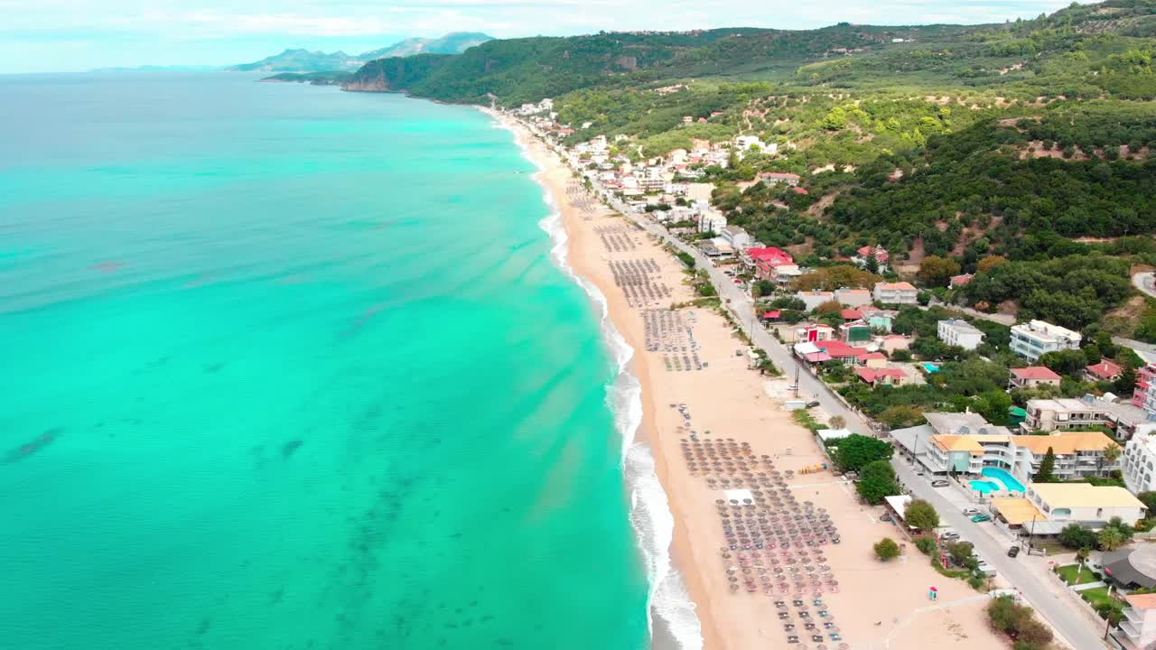 드론이 그리스의 아름다운 해변을 날다