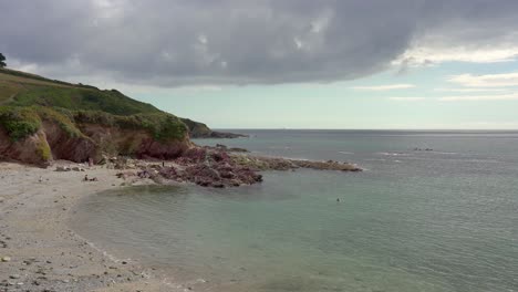 La-Aislada-Playa-De-Talland-Bay-En-Cornwall,-Inglaterra,-Reino-Unido