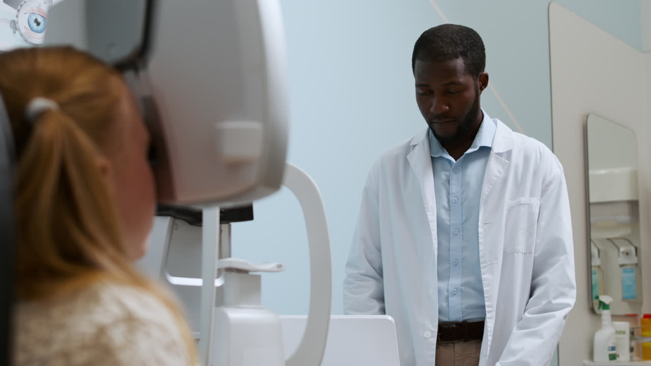 Ophthalmologist in the clinic