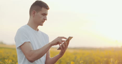 Manos-Del-Agricultor-De-Tecnología-Agrícola-Con-Tableta-En-Un-Campo-De-Trigo