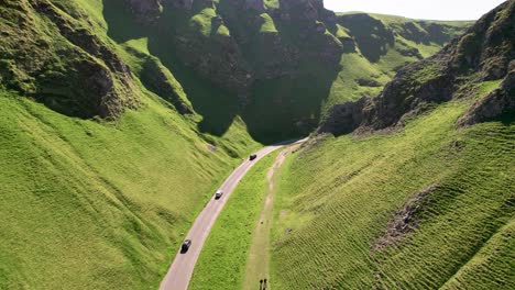 Fahrzeuge,-Die-Durch-Winnats-Pass-Mit-Kalksteinschlucht-Fahren,-Die-In-Vegetation-In-England,-Großbritannien,-Bedeckt-Ist