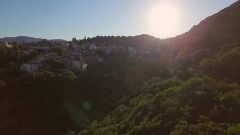 Antena:-Un-Pequeño-Pueblo-En-Las-Montañas-De-Samos,-Grecia