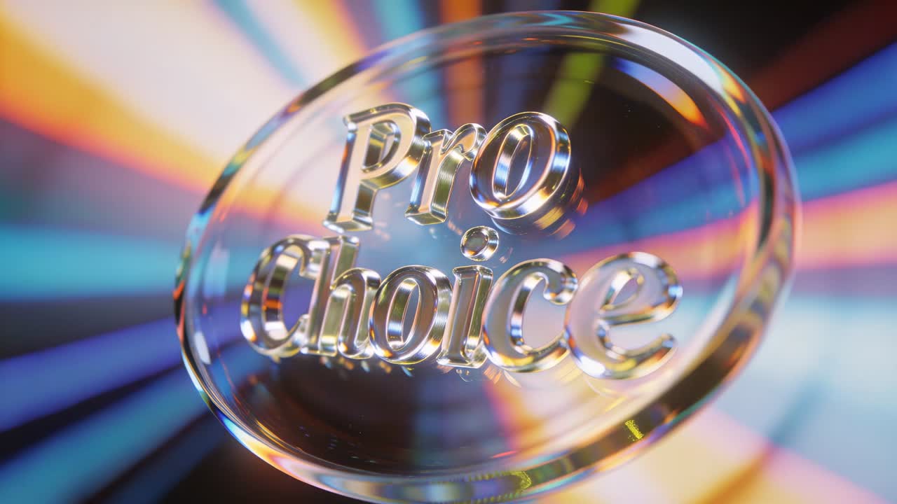 Medaglione rotante dopo l'inclinazione della telecamera in studio, che mostra colori prismatici su un "Pro Choice" rialzato.
