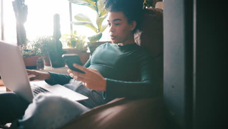 Una-Mujer-Sosteniendo-Su-Celular