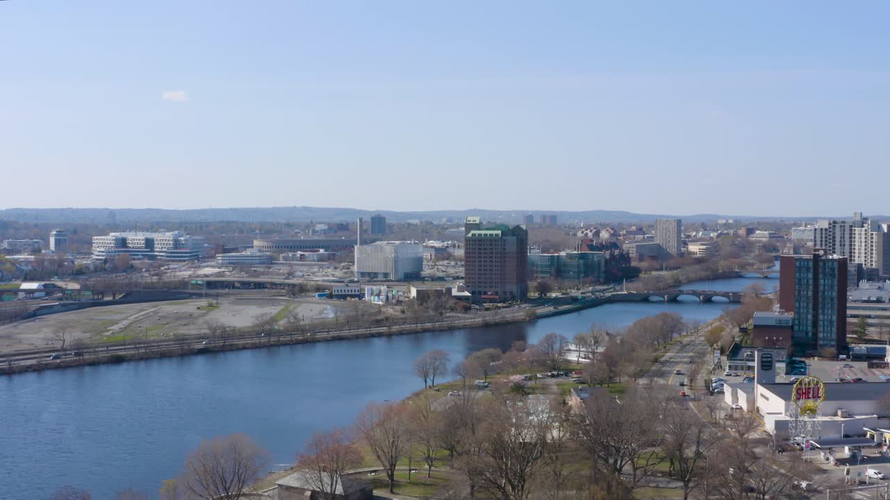 강 과 다리 가 있는 도시 의 공중 사진