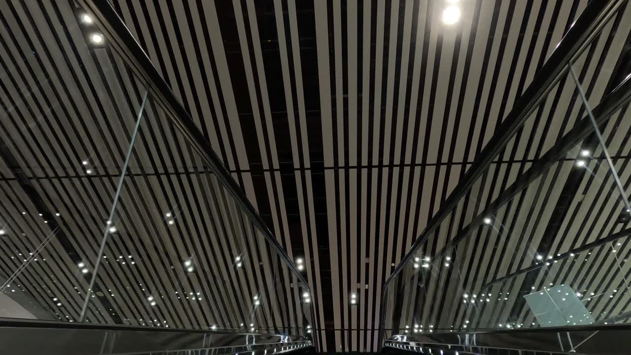 Time-lapse di persone riflesse nella facciata geometrica di un edificio