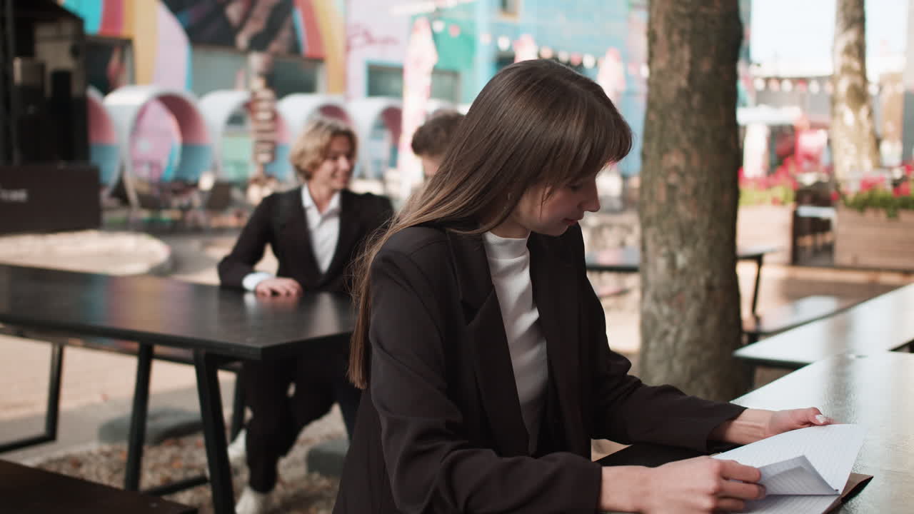 소년은 밖에서 소녀와 얘기할거야