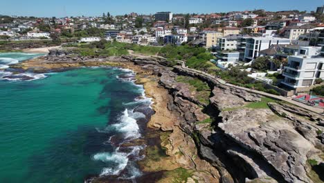 la playa de tamarama y el punto de tamarama en nsw, australia - toma de avión no tripulado