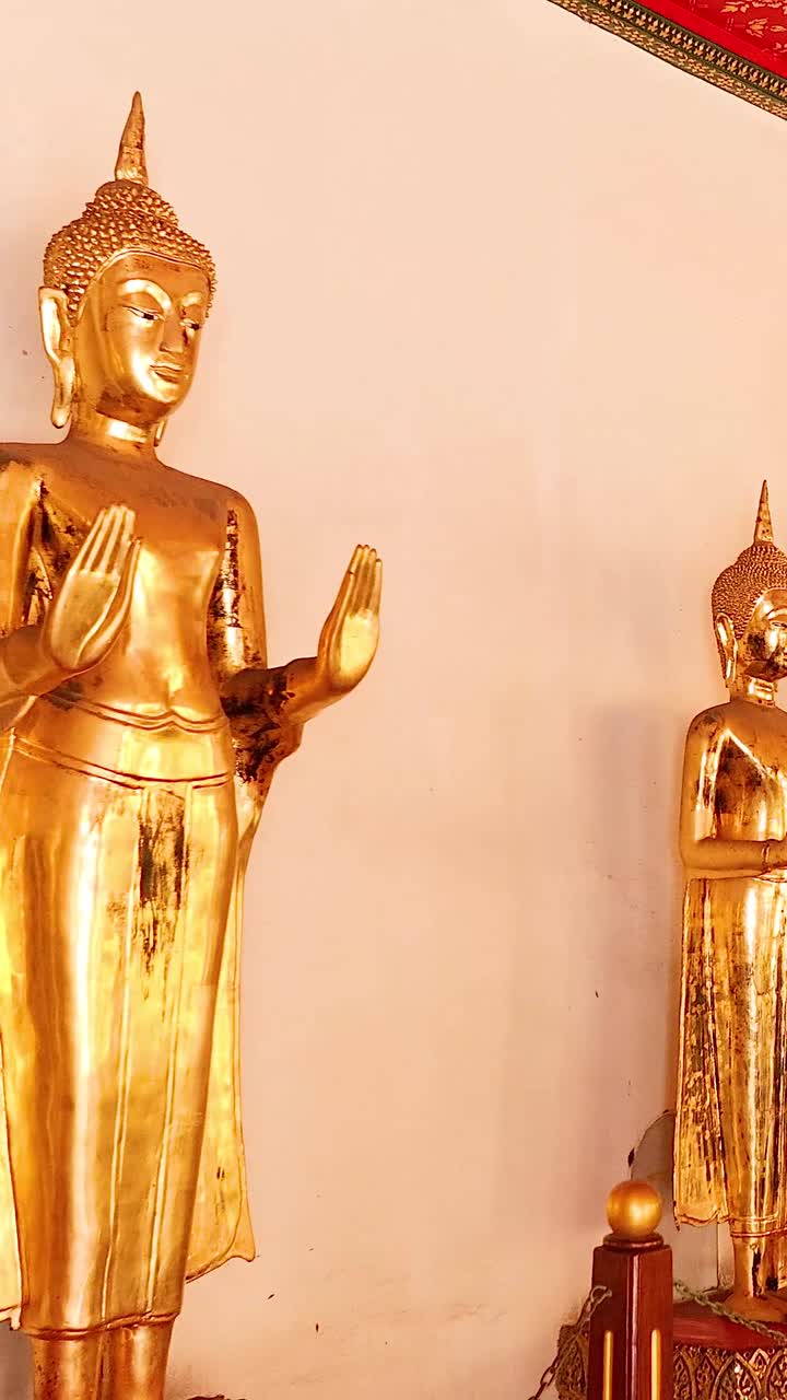 fila de estatuas de oro de buda en un templo