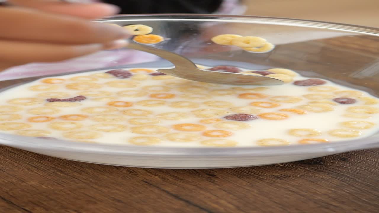 Bambina che mangia cereali a colazione