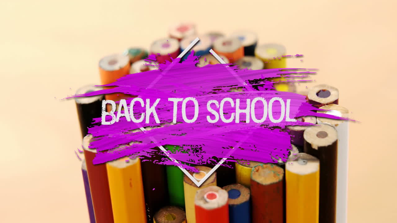 animación del texto de regreso a la escuela sobre lápices sobre fondo beige