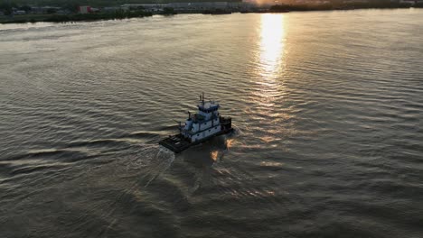 vista aérea de un bote de empuje en el río mississippi al atardecer