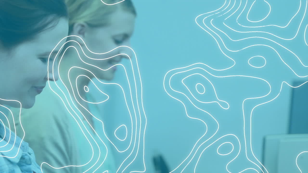 анимация фигур, движущихся над группой студентов с помощью компьютеров