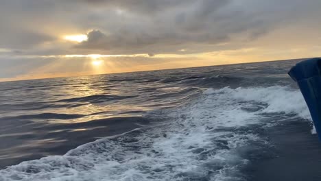 Crucero-Al-Atardecer-En-La-Costa-De-Kona,-Isla-Grande-De-Hawaii