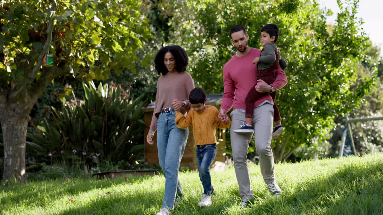 feliz, caminando y familia con felicidad