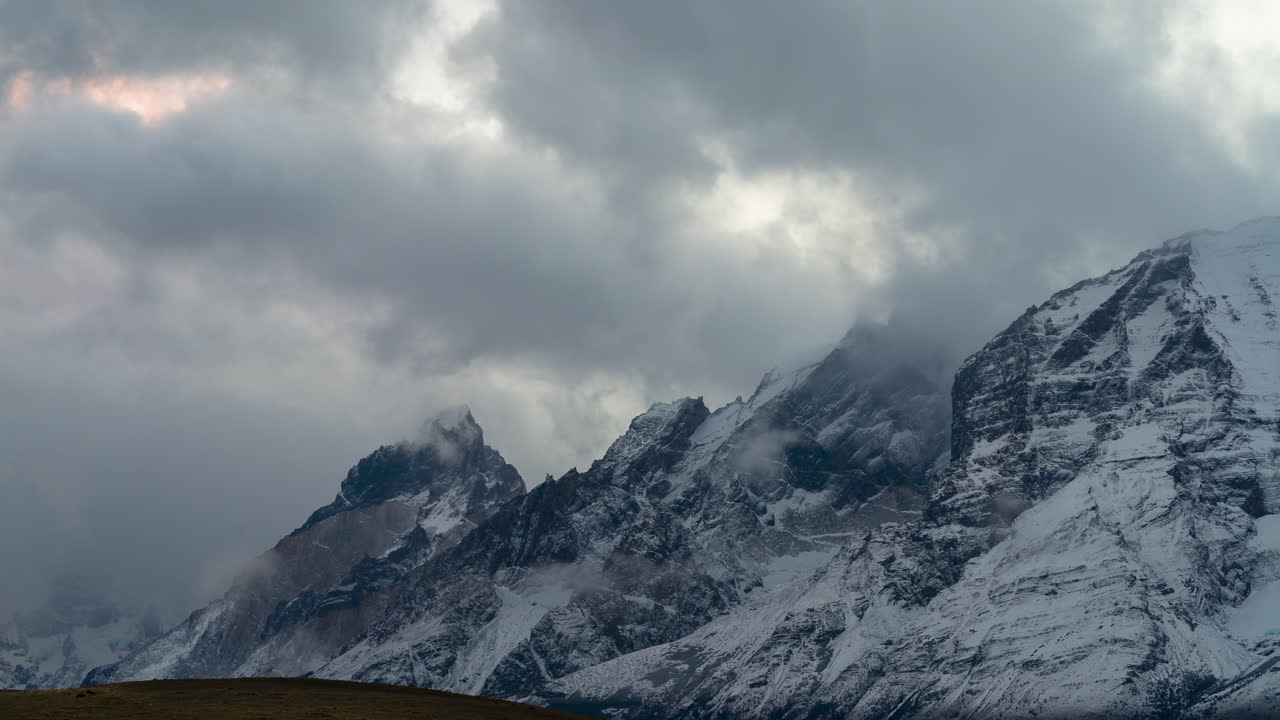 moody nubes rodando desde la cumbre de los picos de granito cuernos del paine en chile