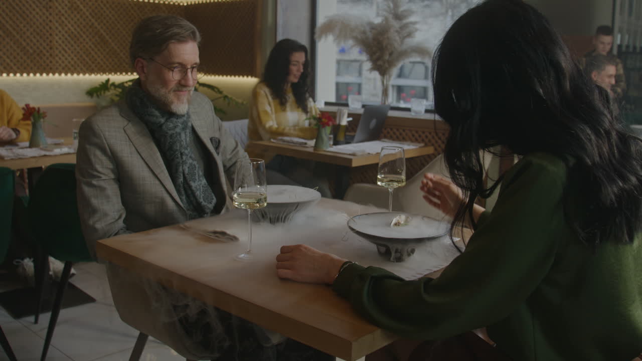 una pareja cenando en un restaurante moderno.