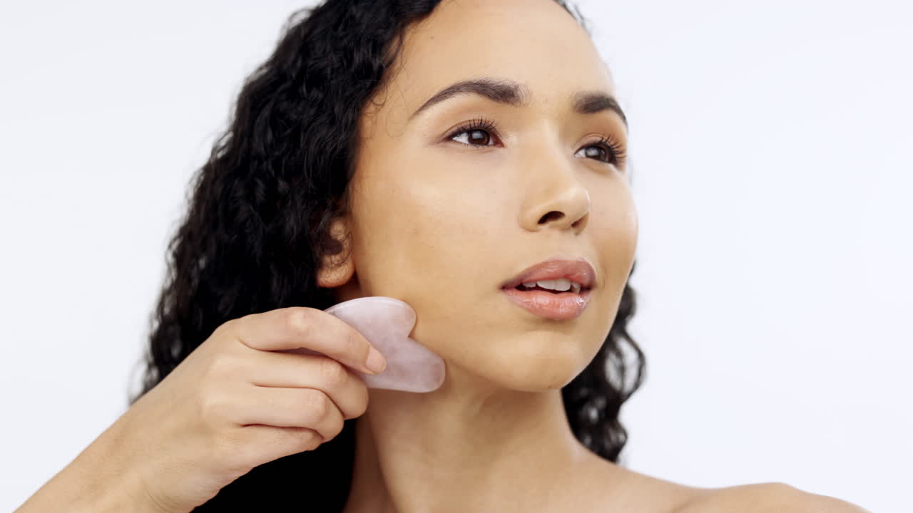 mujer negra, rostro y belleza con gua sha facial