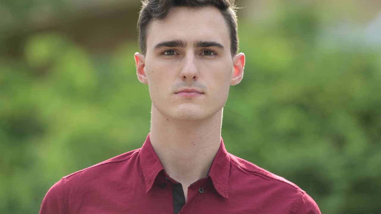 joven hombre de negocios guapo en las calles al aire libre