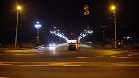 Tráfico-En-La-Ciudad-Por-La-Noche