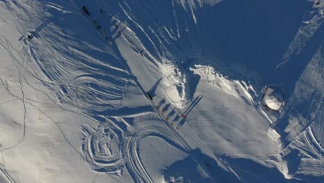 Volando-Sobre-Un-Paseo-En-Trineo-Tirado-Por-Perros-En-Un-Paisaje-Nevado,-La-Plagne-Francia.-Día-Soleado